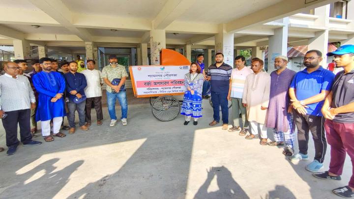 পরিচ্ছন্ন শহর গড়ার অঙ্গিকারে শ্যামনগর পৌরসভায় সিডিওর ভ্যান হস্তান্তর